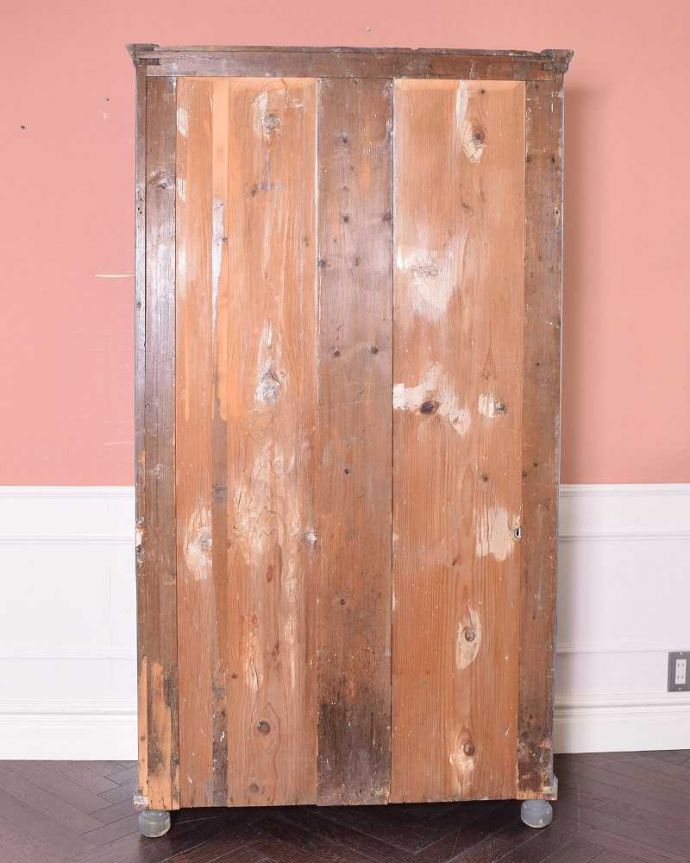 アンティークのキャビネット アンティーク家具 フランス輸入のアンティーク家具、ペイントのフレンチガラスキャビネット (ワードローブ)。後ろ姿はこんな感じアンティークは新品ではないので、もちろん経年変化によるキズはありますが、専門の職人がキレイにお直しをしているので、後ろ姿もキレイです。(x-1081-f)