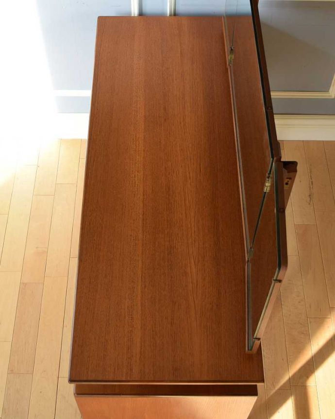 G-PLAN(Gプラン)　アンティーク家具　北欧スタイルのヴィンテージ家具、G-planの三面鏡ドレッサーチェスト。デスクとしても使える広々天板広々とした天板の上はデスクとしても使えるように塗装もキレイに修復しました。(x-1082-f)