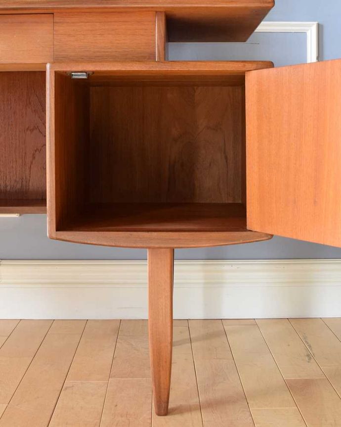 G-PLAN(Gプラン)　アンティーク家具　北欧スタイルのヴィンテージ家具、G-planの三面鏡ドレッサーチェスト。扉を開けて中を見てみると･･･デスクにしてはめずらしく扉収納が付いています。(x-1082-f)