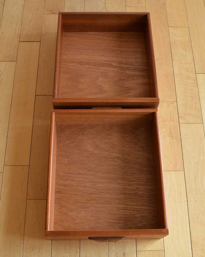 G-PLAN(Gプラン)　アンティーク家具　北欧スタイルのヴィンテージ家具、G-planの三面鏡ドレッサーチェスト。引き出しの中もキレイに修復しました細々としたものを安心して収納していただけるよう引き出しの中もキレイにお直ししてあります。(x-1082-f)