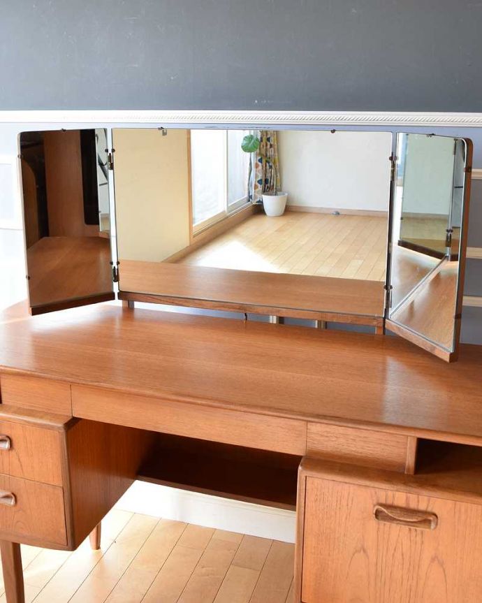 北欧スタイルのヴィンテージ家具、G-planの三面鏡ドレッサーチェスト(x