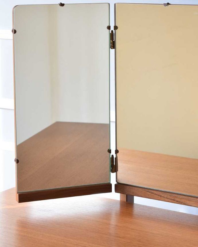 G-PLAN(Gプラン)　アンティーク家具　北欧スタイルのヴィンテージ家具、G-planの三面鏡ドレッサーチェスト。近くで見ると･･･鏡がキレイな状態のものを選んできました。(x-1082-f)