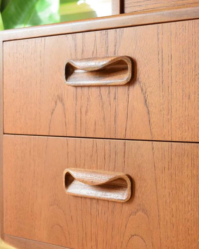 G-PLAN(Gプラン)　アンティーク家具　北欧スタイルのヴィンテージ家具、G-planの三面鏡ドレッサーチェスト。取っ手もデザインの一部デザインの一部になっているカッコいい取っ手。(x-1082-f)