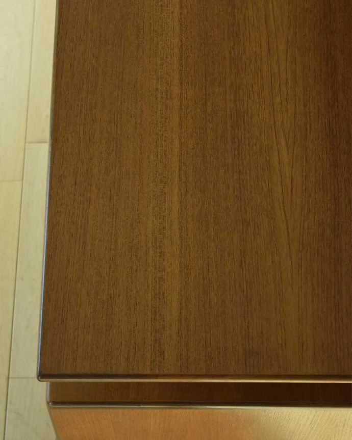 G-PLAN(Gプラン)　アンティーク家具　北欧スタイルのヴィンテージ家具、G-planの三面鏡ドレッサーチェスト。天板の塗装もキレイに仕上げましたヴィンテージの家具は新品ではないのでキズや汚れはありますが、デスクとしても使えるように天板もしっかりキレイに修復しました。(x-1082-f)