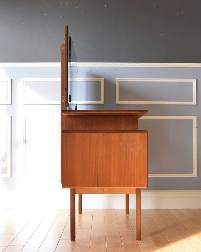 北欧スタイルのヴィンテージ家具、G-planの三面鏡ドレッサーチェスト(x