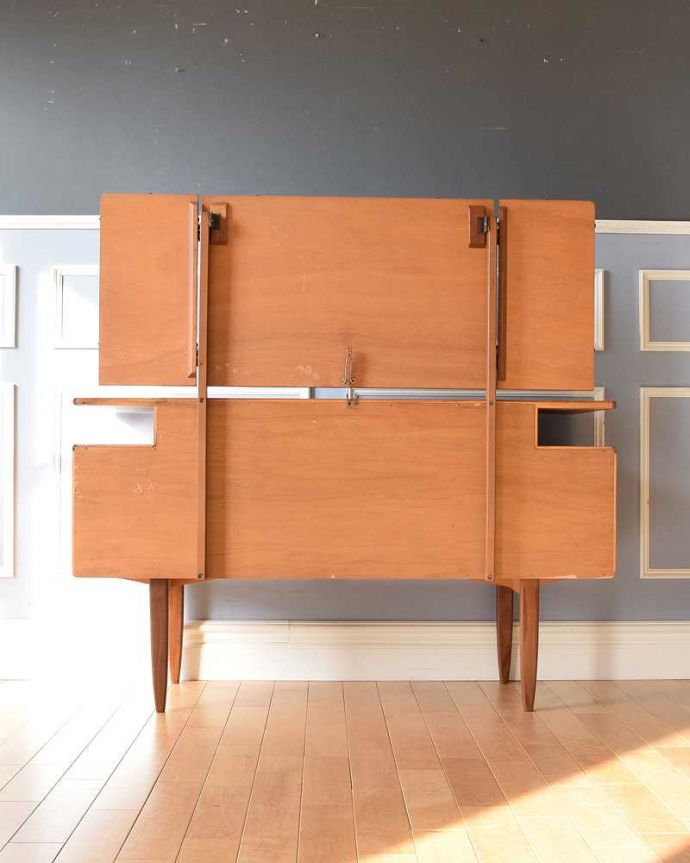 北欧スタイルのヴィンテージ家具、G-planの三面鏡ドレッサーチェスト(x