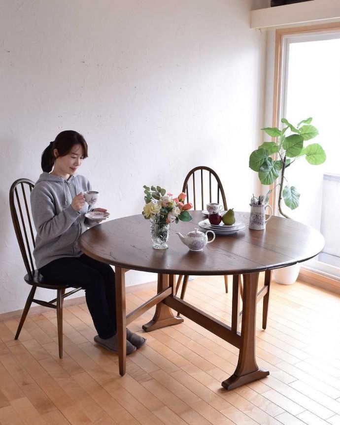 アーコールの家具　アンティーク家具　老舗家具メーカーアーコール社のゲートレッグテーブル（伸張式）。使い方に合わせて3通りで使えるアンティークの定番アンティーク家具の定番テーブルと言えばゲートレッグテーブル。(x-1083-f)