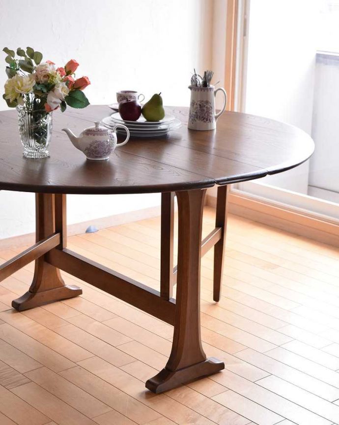 アーコールの家具　アンティーク家具　老舗家具メーカーアーコール社のゲートレッグテーブル（伸張式）。自慢はやっぱりゲート（門）のような脚まるでゲート（門）が開くような脚の形から名前が付けられたゲートレッグテーブル。(x-1083-f)