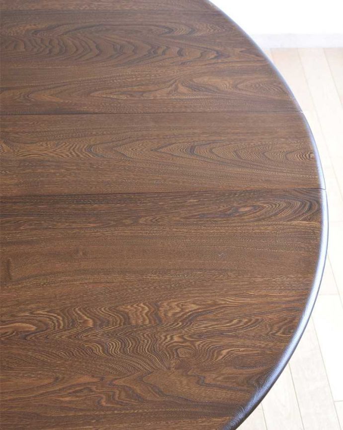 アーコールの家具　アンティーク家具　老舗家具メーカーアーコール社のゲートレッグテーブル（伸張式）。近づいて見てみると･･･手間暇を掛けてアンティーク家具専門の職人が丁寧に修復した天板は、木目も美しいんです。(x-1083-f)