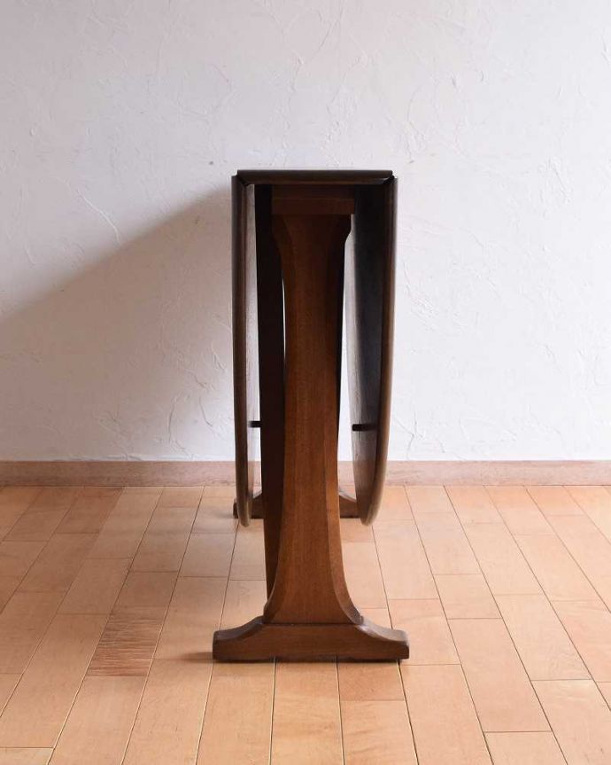 アーコールの家具　アンティーク家具　老舗家具メーカーアーコール社のゲートレッグテーブル（伸張式）。横から見てみると･･･テーブルを横から見るとこんな感じ。(x-1083-f)