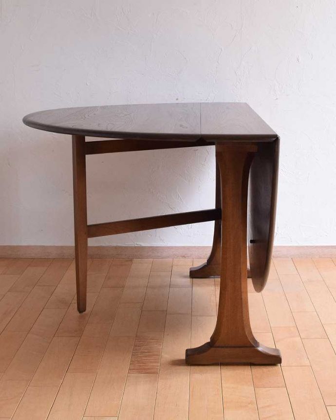 アーコールの家具　アンティーク家具　老舗家具メーカーアーコール社のゲートレッグテーブル（伸張式）。片方開くと････片方のリーフを開くとこんな感じ。(x-1083-f)