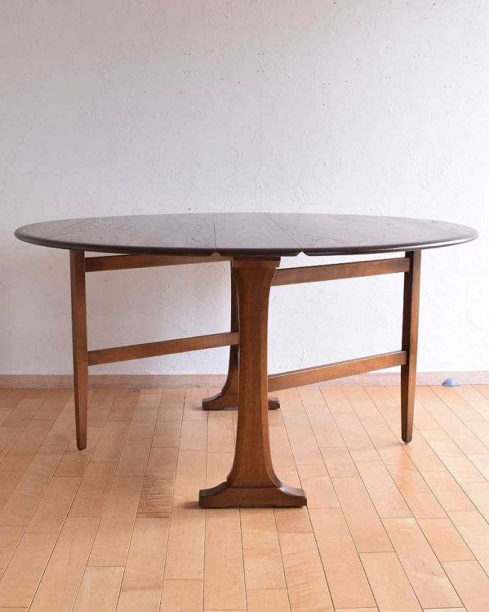 アーコールの家具　アンティーク家具　老舗家具メーカーアーコール社のゲートレッグテーブル（伸張式）。両方開けば大きなサイズゲートレッグテーブルはゲートが開くように作られた脚のデザインも印象的。(x-1083-f)