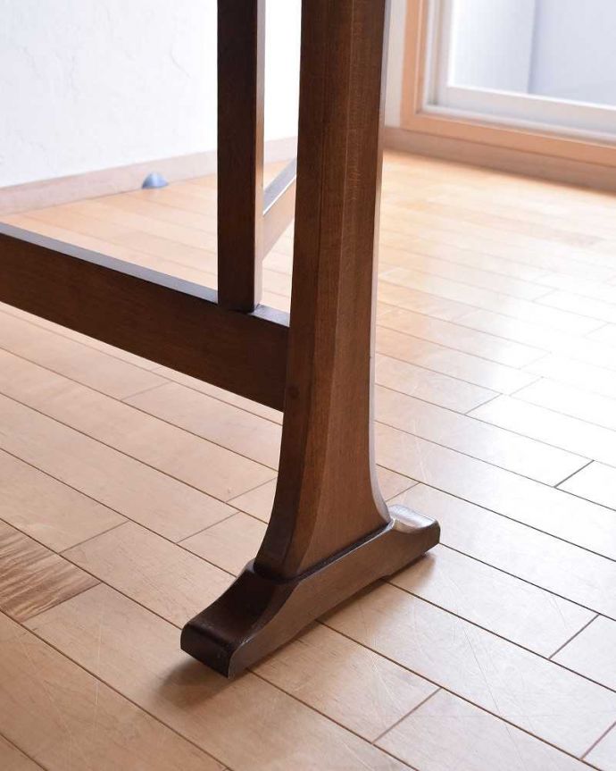 アーコールの家具　アンティーク家具　老舗家具メーカーアーコール社のゲートレッグテーブル（伸張式）。持ち上げなくても移動できます！Handleのアンティークは、脚の裏にフェルトキーパーをお付けしていますので、持ち上げなくても床を滑らせれば女性でも簡単に移動させることが出来ます。(x-1083-f)