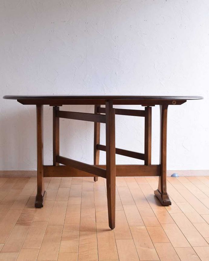 アーコールの家具　アンティーク家具　老舗家具メーカーアーコール社のゲートレッグテーブル（伸張式）。クルッと回転。(x-1083-f)