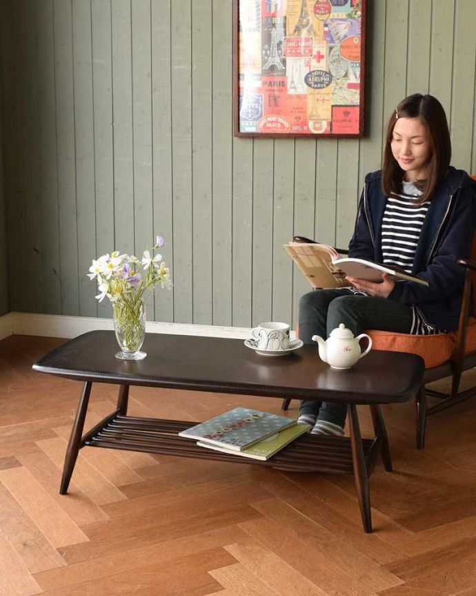 アーコールの家具　アンティーク家具　北欧スタイルの定番ブランド、アーコール社のマガジンラック付きコーヒーテーブル。スマートなカッコよさが人気のヒミツ北欧デザインのコーヒーテーブルは見た目のカッコよさと、どんなお部屋にも似合っちゃうシンプルなデザインが人気です。(x-1084-f)