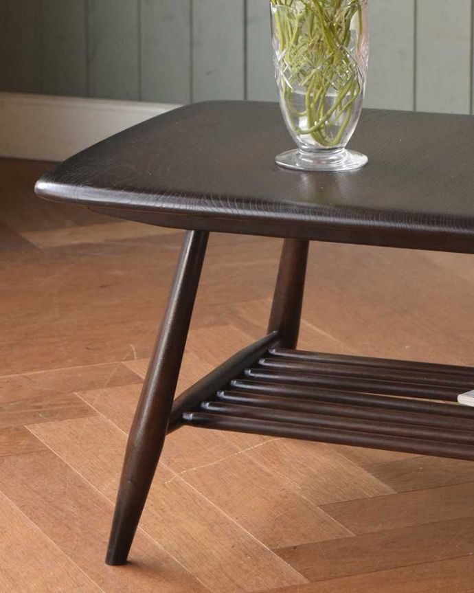 アーコールの家具　アンティーク家具　北欧スタイルの定番ブランド、アーコール社のマガジンラック付きコーヒーテーブル。クールな表情の中に感じられるぬくもり･･･ヴィンテージの家具は一見クールな表情。(x-1084-f)