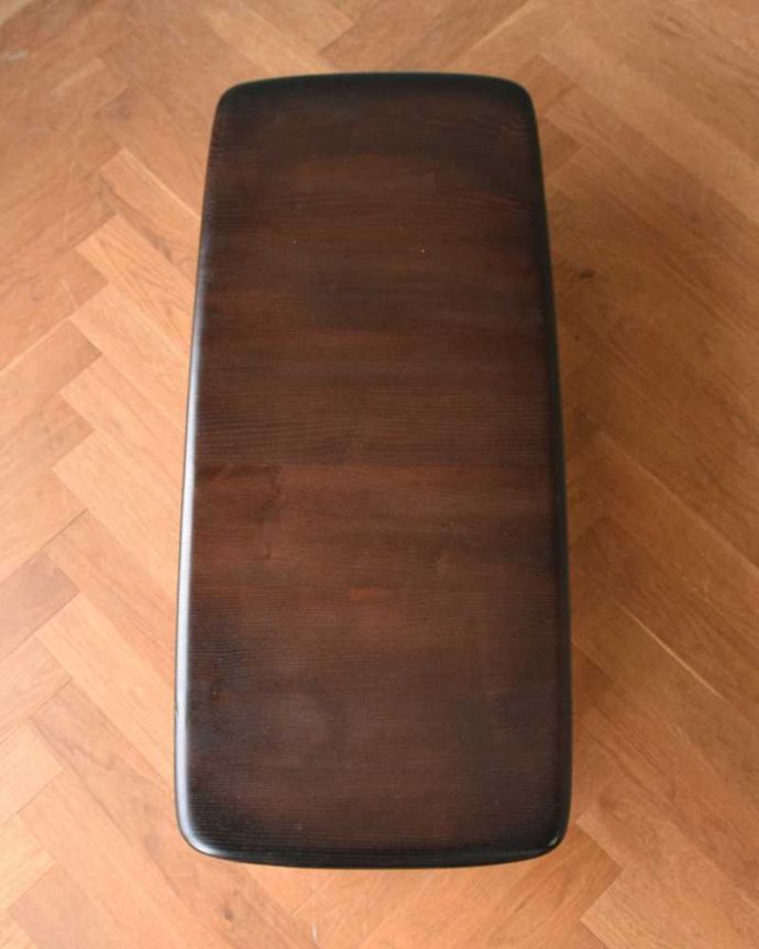 アーコールの家具　アンティーク家具　北欧スタイルの定番ブランド、アーコール社のマガジンラック付きコーヒーテーブル。上から見るとこんな感じ。(x-1084-f)