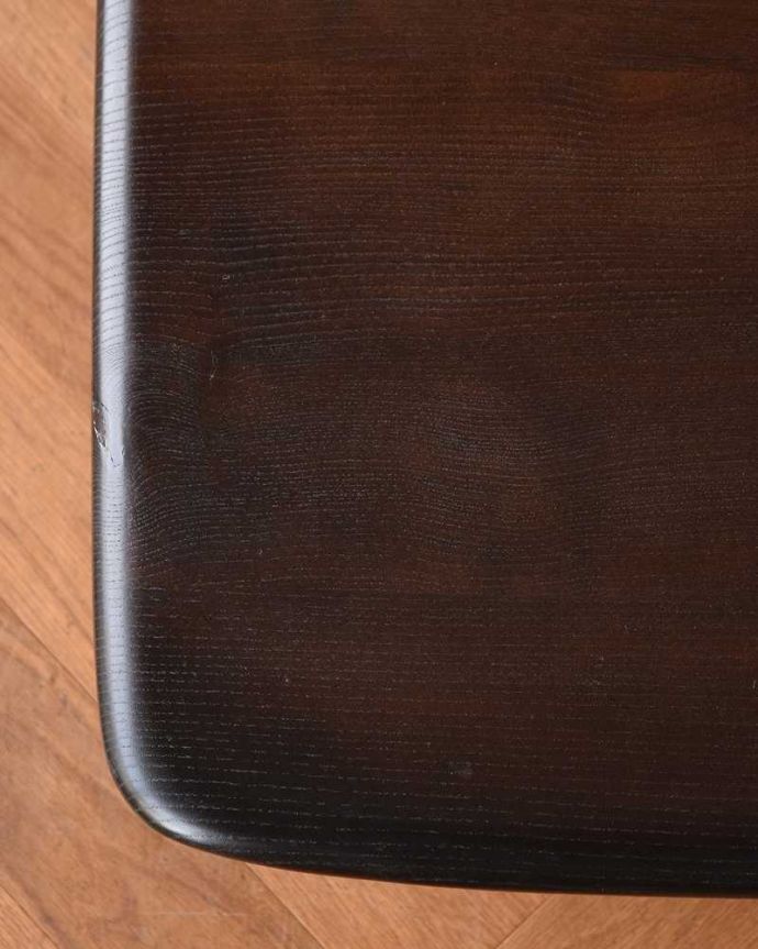 アーコールの家具　アンティーク家具　北欧スタイルの定番ブランド、アーコール社のマガジンラック付きコーヒーテーブル。近づいて見てみると･･･天板を近くで見て下さい。(x-1084-f)