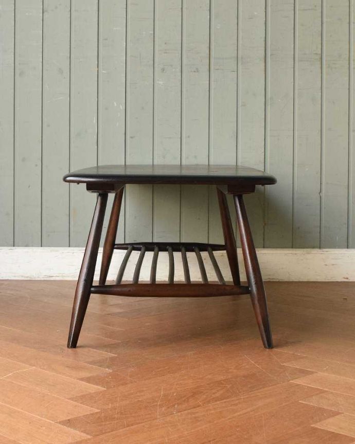 アーコールの家具　アンティーク家具　北欧スタイルの定番ブランド、アーコール社のマガジンラック付きコーヒーテーブル。横から見てみてもカッコいい！北欧スタイルのテーブルは、横から見てもやっぱりスマートでカッコいいんです。(x-1084-f)