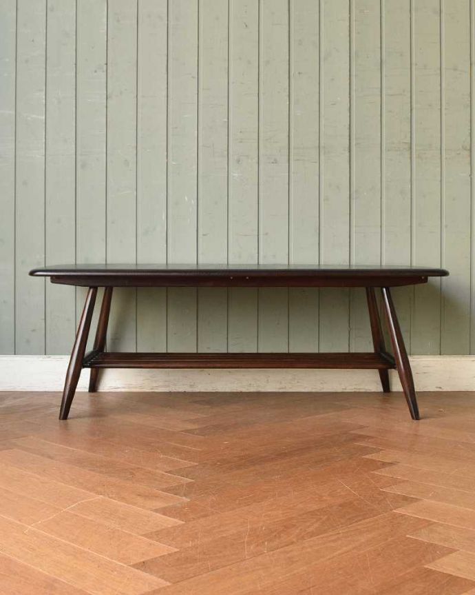 アーコールの家具　アンティーク家具　北欧スタイルの定番ブランド、アーコール社のマガジンラック付きコーヒーテーブル。360度、どこから見てもカッコいい！アンティークは新品ではないので、もちろん経年変化によるキズはありますが、専門の職人がしっかりお直しをしているので、どの角度から見てもキレイです。(x-1084-f)