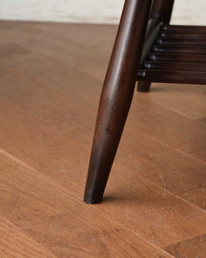 アーコールの家具　アンティーク家具　北欧スタイルの定番ブランド、アーコール社のマガジンラック付きコーヒーテーブル。持ち上げなくても移動できます！Handleのアンティークは、脚の裏にフェルトキーパーをお付けしていますので、床を滑らせてれば移動が簡単です。(x-1084-f)