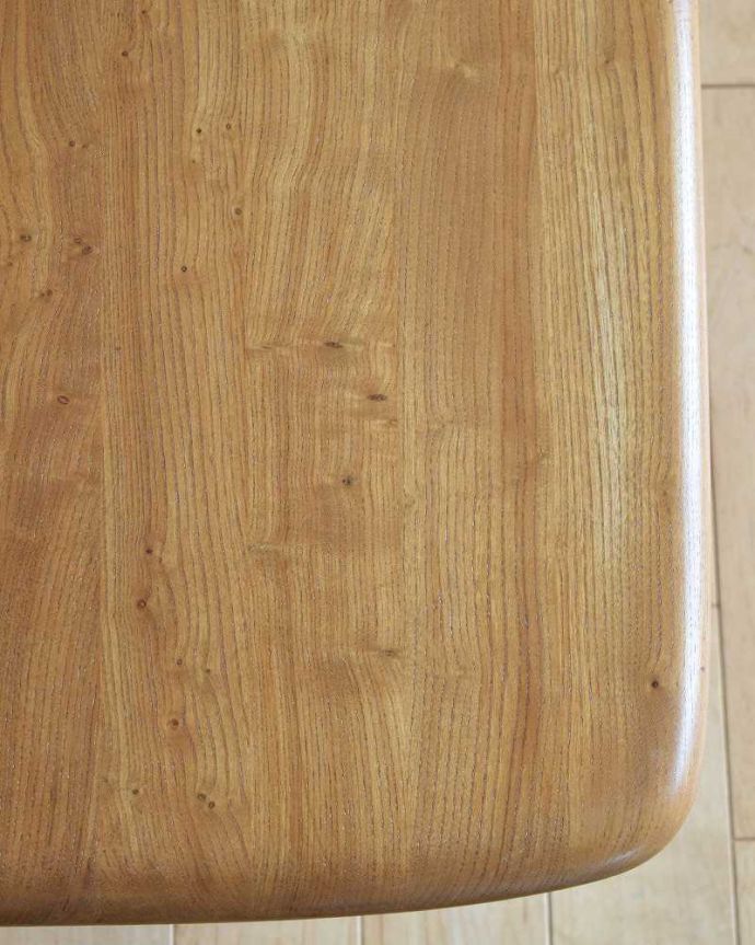 アーコールの家具 アンティーク家具 ヴィンテージの北欧インテリア、アーコールのコーヒーテーブル(ERCOL)。近づいて見てみると・・・天板を近くで見て下さい。(x-1085-f)