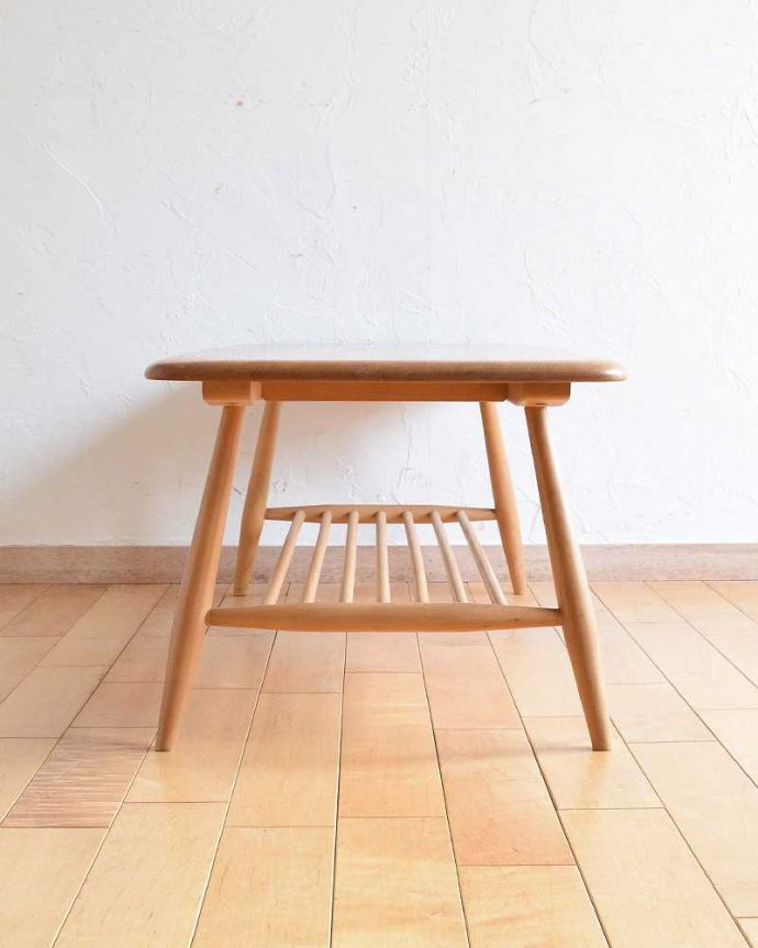 アーコールの家具 アンティーク家具 ヴィンテージの北欧インテリア、アーコールのコーヒーテーブル(ERCOL)。360度、どこから見てもカッコいい!アンティークは新品ではないので、もちろん経年変化によるキズはありますが、専門の職人がしっかりお直しをしているので、どの角度から見てもキレイです。(x-1085-f)