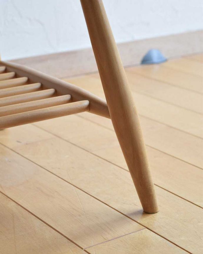 アーコールの家具 アンティーク家具 ヴィンテージの北欧インテリア、アーコールのコーヒーテーブル(ERCOL)。持ち上げなくても移動できます!Handleのアンティークは、脚の裏にフェルトキーパーをお付けしていますので、床を滑らせてれば移動が簡単です。(x-1085-f)