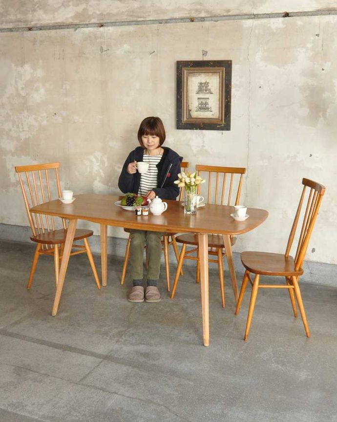 アーコールの家具 アンティーク家具 北欧スタイルの家具、アンティークのアーコール社のダイニングテーブル。スマートなデザインが人気のヴィンテージテーブルシンプルなデザインだから、どんなインテリアにも似合っちゃう所が人気のヒミツ。(x-1086-f)