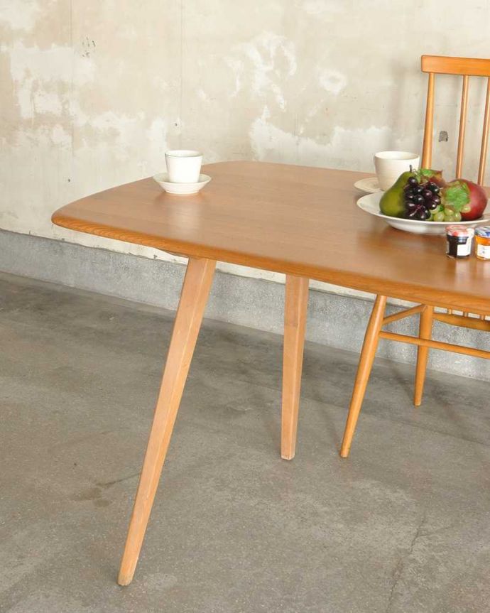 アーコールの家具 アンティーク家具 北欧スタイルの家具、アンティークのアーコール社のダイニングテーブル。スッキリとカッコイイ脚アーコールの家具って、角の落とし方が独特。(x-1086-f)