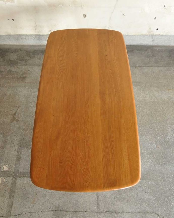 アーコールの家具 アンティーク家具 北欧スタイルの家具、アンティークのアーコール社のダイニングテーブル。天板もキレイに修復しましたテーブルの主役はやっぱり天板。(x-1086-f)