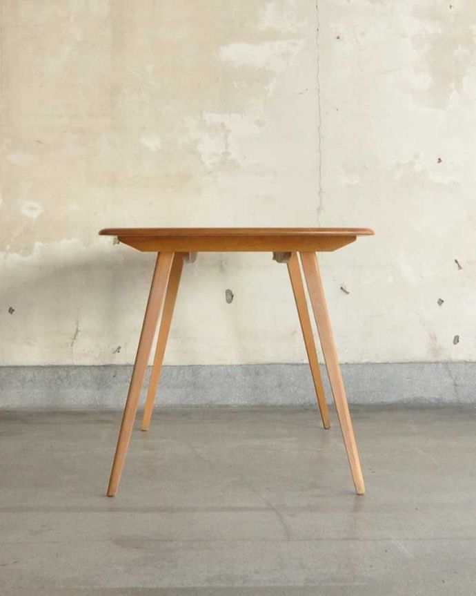 アーコールの家具 アンティーク家具 北欧スタイルの家具、アンティークのアーコール社のダイニングテーブル。真横から見ると・・・サイドから見てみると、こんな感じで美しいです。(x-1086-f)