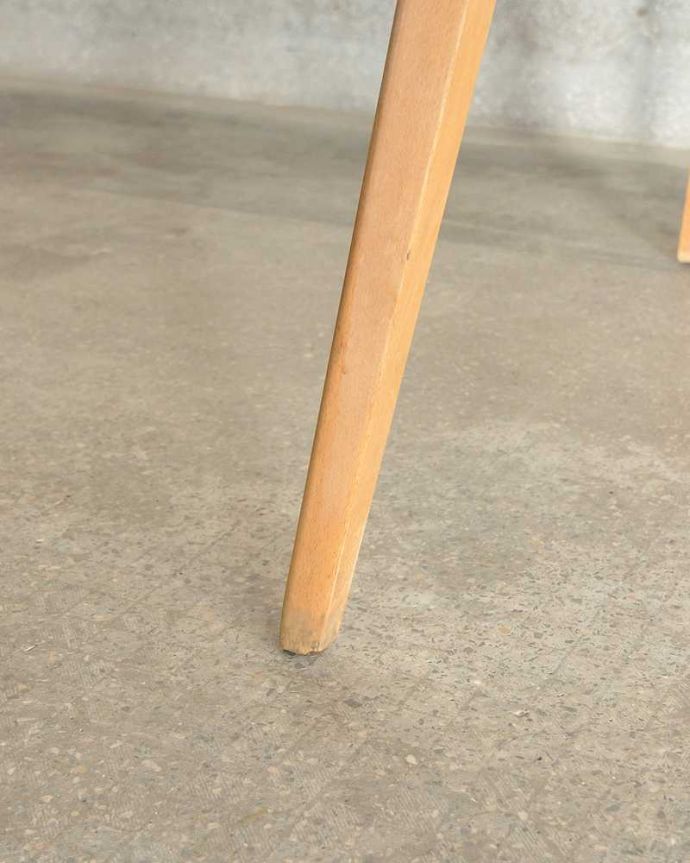 アーコールの家具 アンティーク家具 北欧スタイルの家具、アンティークのアーコール社のダイニングテーブル。持ち上げなくても移動できます!Handleのアンティークは、脚の裏にフェルトキーパーをお付けしていますので、床を滑らせてれば女性1人でも移動が簡単です。(x-1086-f)