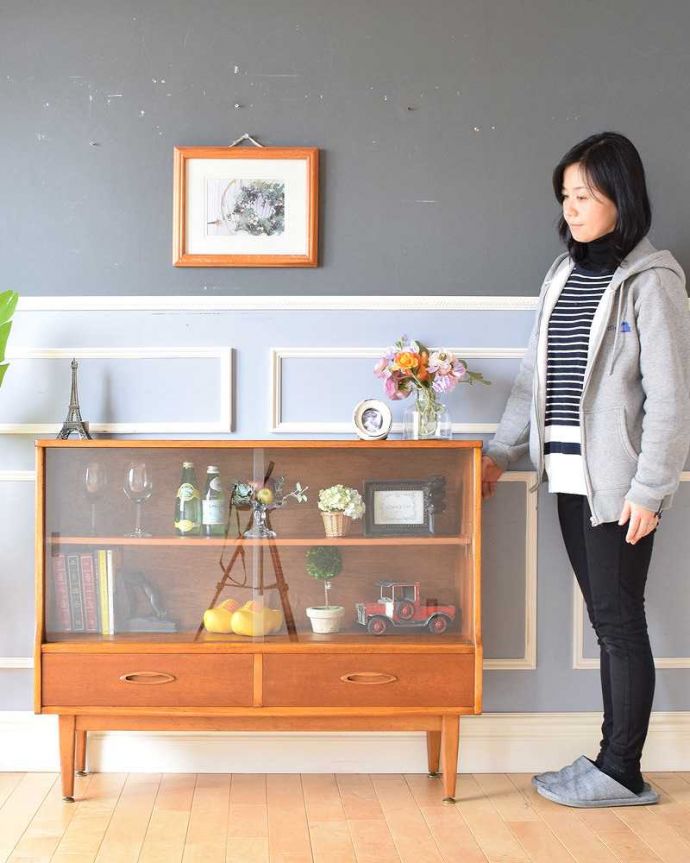 アンティークのキャビネット　アンティーク家具　北欧スタイルでカッコいい！ 引き戸タイプのアンティークキャビネット。シンプルな中に感じられるあたたかさスッキリとカッコイイ雰囲気が人気の北欧スタイルのキャビネット。(x-1088-f)