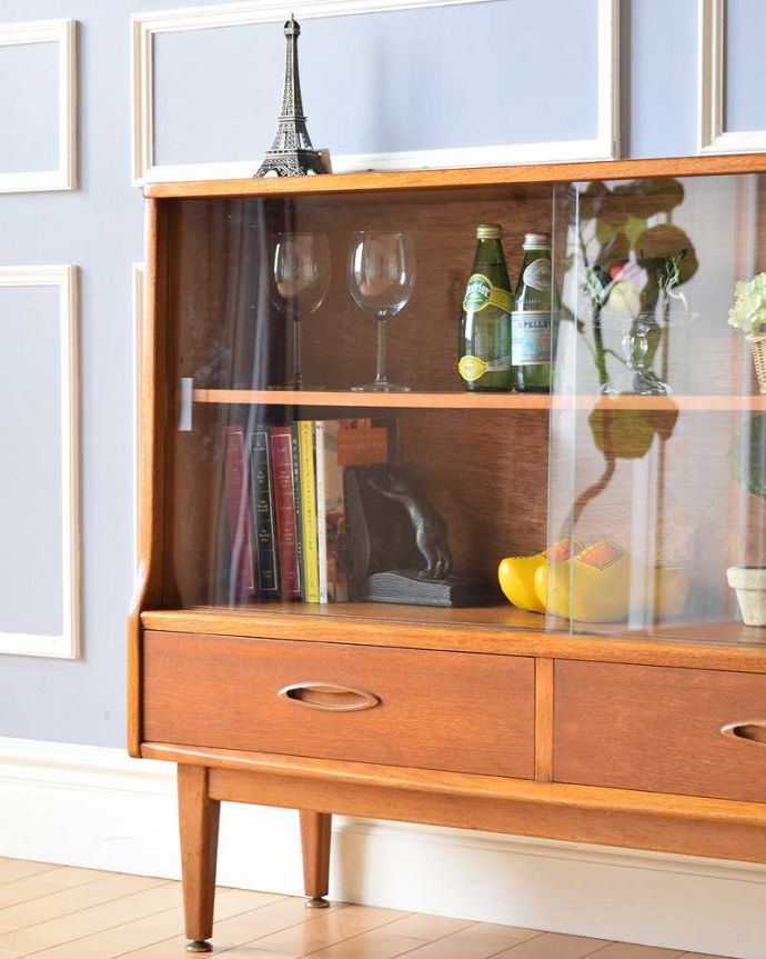 アンティークのキャビネット　アンティーク家具　北欧スタイルでカッコいい！ 引き戸タイプのアンティークキャビネット。ヴィンテージ家具が醸し出すあたたかさ。(x-1088-f)