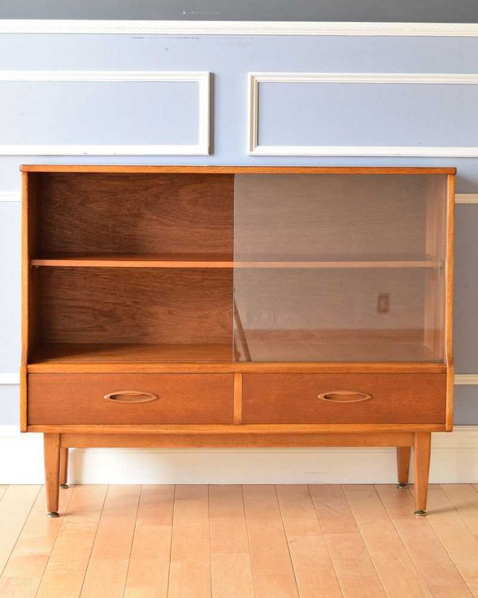 アンティークのキャビネット　アンティーク家具　北欧スタイルでカッコいい！ 引き戸タイプのアンティークキャビネット。慣れ親しんだ引き戸タイプのたっぷり収納扉は日本人の私たち向けに引き戸。(x-1088-f)