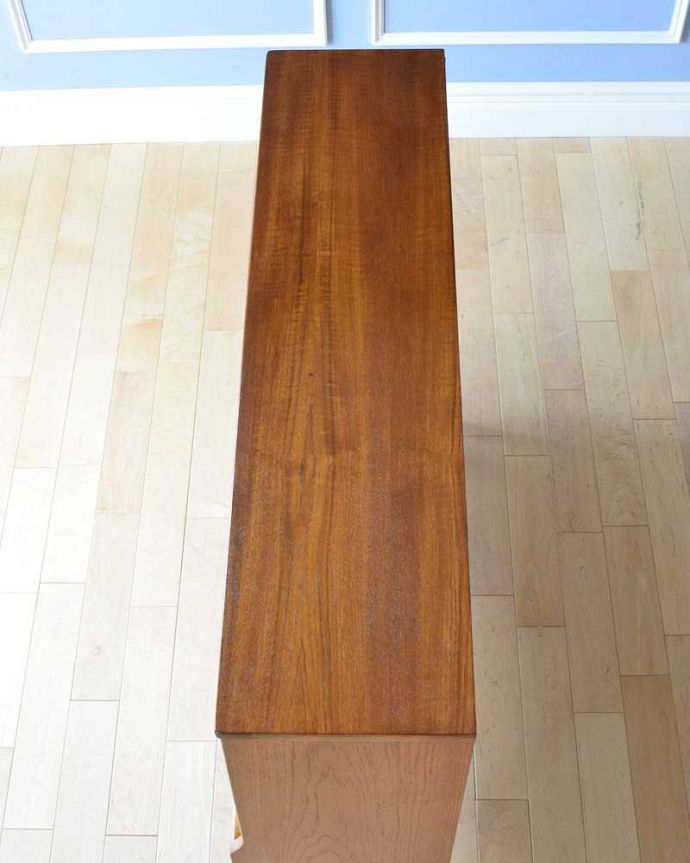 アンティークのキャビネット　アンティーク家具　北欧スタイルでカッコいい！ 引き戸タイプのアンティークキャビネット。天板の塗装もキレイに仕上げましたヴィンテージの家具は修復方法が様々。(x-1088-f)