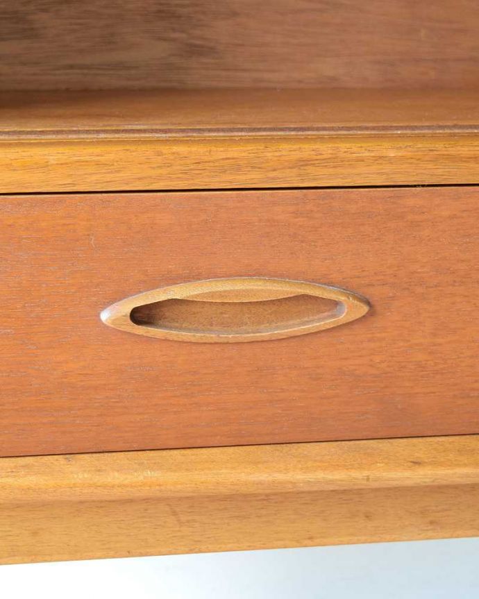 アンティークのキャビネット　アンティーク家具　北欧スタイルでカッコいい！ 引き戸タイプのアンティークキャビネット。デザインの一部になっていますオシャレな取っ手のデザインは、家具のデザインの一部。(x-1088-f)