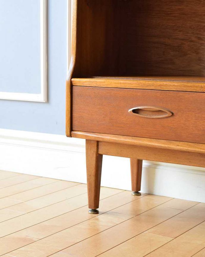 アンティークのキャビネット　アンティーク家具　北欧スタイルでカッコいい！ 引き戸タイプのアンティークキャビネット。スッキリとした脚の裏には…Handleの家具の脚裏にはフェルトキーパーをお付けしています。(x-1088-f)