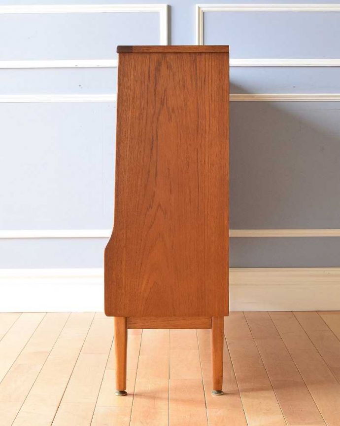 アンティークのキャビネット　アンティーク家具　北欧スタイルでカッコいい！ 引き戸タイプのアンティークキャビネット。横から見てもスッキリどこから見てもスッキリとしてステキなヴィンテージ家具。(x-1088-f)