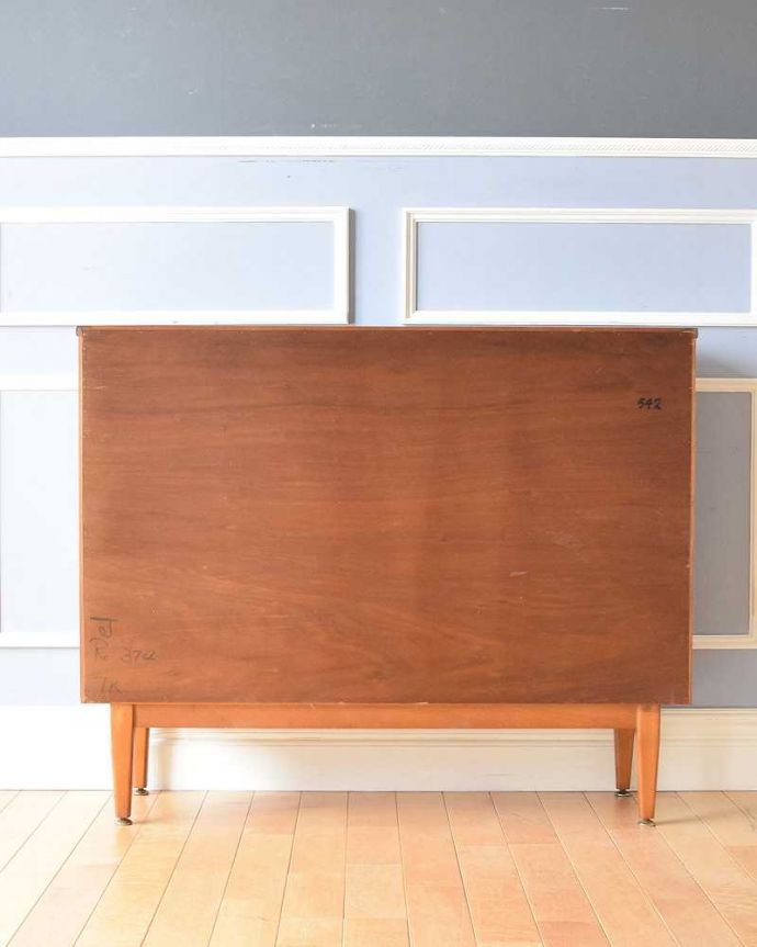 アンティークのキャビネット　アンティーク家具　北欧スタイルでカッコいい！ 引き戸タイプのアンティークキャビネット。後ろ姿もキレイですビンテージは新品ではないので、もちろん経年変化によるキズはあります。(x-1088-f)