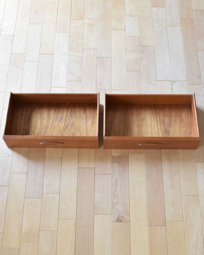 アンティークのキャビネット　アンティーク家具　北欧スタイルでカッコいい！ 引き戸タイプのアンティークキャビネット。【引き出し内寸】幅48×26×11cm×2杯。(x-1088-f)