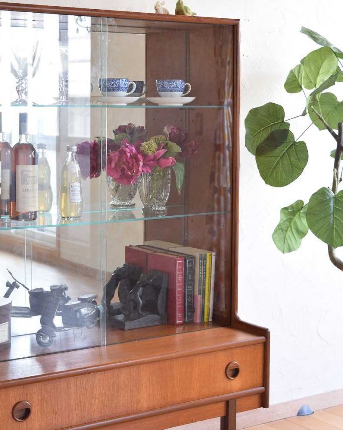 アンティークのキャビネット　アンティーク家具　ディスプレイ楽しめるミラーバック、ヴィンテージの引き戸タイプのガラスキャビネット。ヴィンテージ家具が醸し出すあたたかさ。(x-1089-f)
