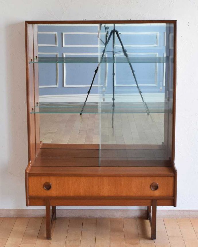 アンティークのキャビネット　アンティーク家具　ディスプレイ楽しめるミラーバック、ヴィンテージの引き戸タイプのガラスキャビネット。慣れ親しんだ引き戸タイプのたっぷり収納扉は日本人の私たち向けに引き戸。(x-1089-f)