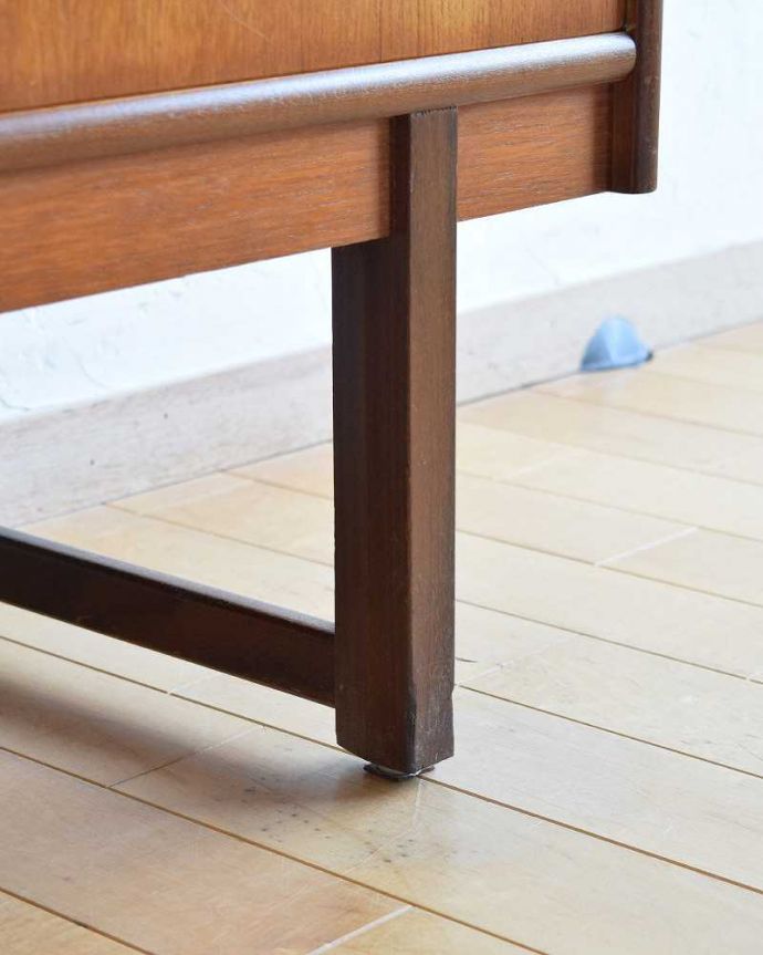 アンティークのキャビネット　アンティーク家具　ディスプレイ楽しめるミラーバック、ヴィンテージの引き戸タイプのガラスキャビネット。スッキリとした脚の裏には…Handleの家具の脚裏にはフェルトキーパーをお付けしています。(x-1089-f)