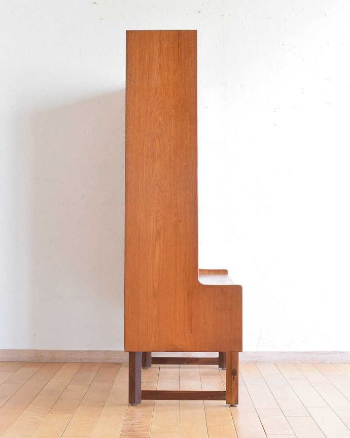 アンティークのキャビネット　アンティーク家具　ディスプレイ楽しめるミラーバック、ヴィンテージの引き戸タイプのガラスキャビネット。横から見てもスッキリどこから見てもスッキリとしてステキなヴィンテージ家具。(x-1089-f)