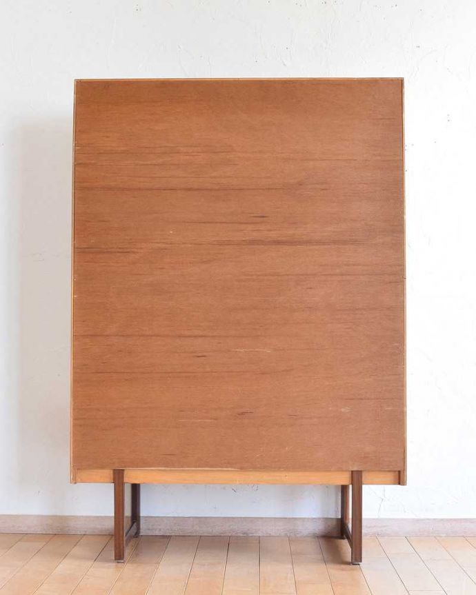 アンティークのキャビネット　アンティーク家具　ディスプレイ楽しめるミラーバック、ヴィンテージの引き戸タイプのガラスキャビネット。後ろ姿もキレイですビンテージは新品ではないので、もちろん経年変化によるキズはあります。(x-1089-f)