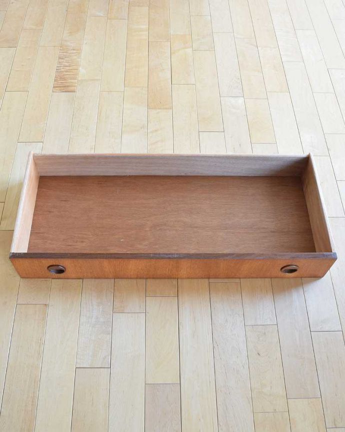 アンティークのキャビネット　アンティーク家具　ディスプレイ楽しめるミラーバック、ヴィンテージの引き戸タイプのガラスキャビネット。もちろん、引き出しもキレイです！引き出しの中も専門の職人が修復したのでキレイです。(x-1089-f)