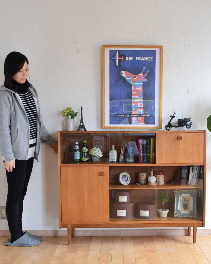 アンティークのキャビネット アンティーク家具 引き戸のヴィンテージ家具、Nathan(ネイサン)のガラスキャビネット。シンプルな中に感じられるあたたかさスッキリとカッコイイ雰囲気が人気の北欧スタイルのキャビネット。(x-1090-f)