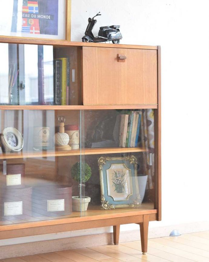 アンティークのキャビネット アンティーク家具 引き戸のヴィンテージ家具、Nathan(ネイサン)のガラスキャビネット。ヴィンテージ家具が醸し出すあたたかさ。(x-1090-f)